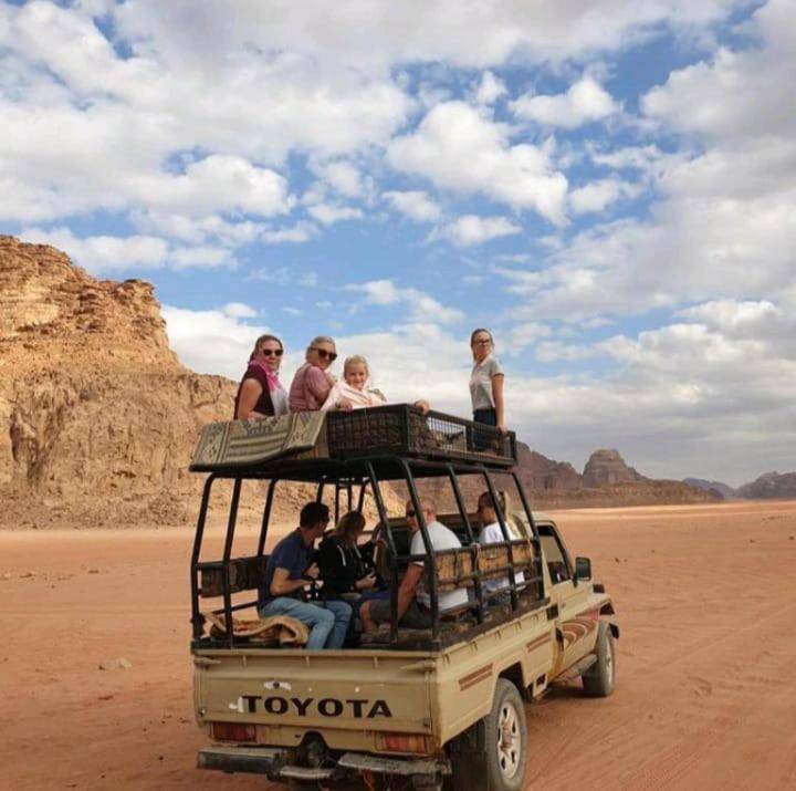 Moon City With Jeep Trips วาดิรัม ภายนอก รูปภาพ