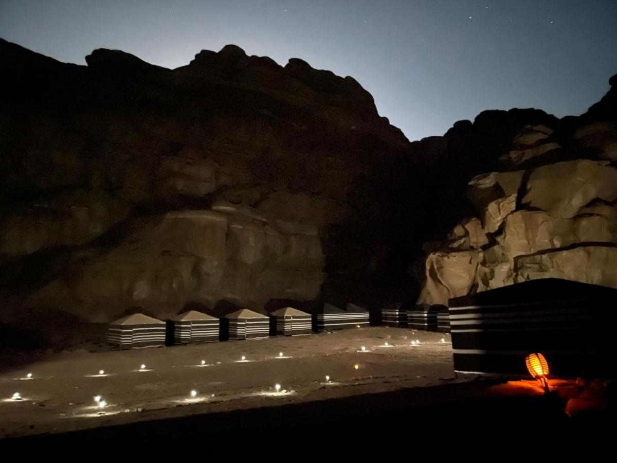 Moon City With Jeep Trips วาดิรัม ภายนอก รูปภาพ